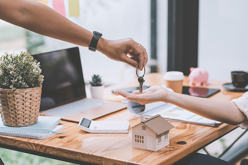 Immobilienmakler-Neu-Isenburg-geerbte-Immobilie-verkaufen Geerbte Immobilie verkaufen Neu Isenburg – symbolische Schlüsselübergabe beim Verkauf einer geerbten Immobilie durch einen Immobilienmakler.